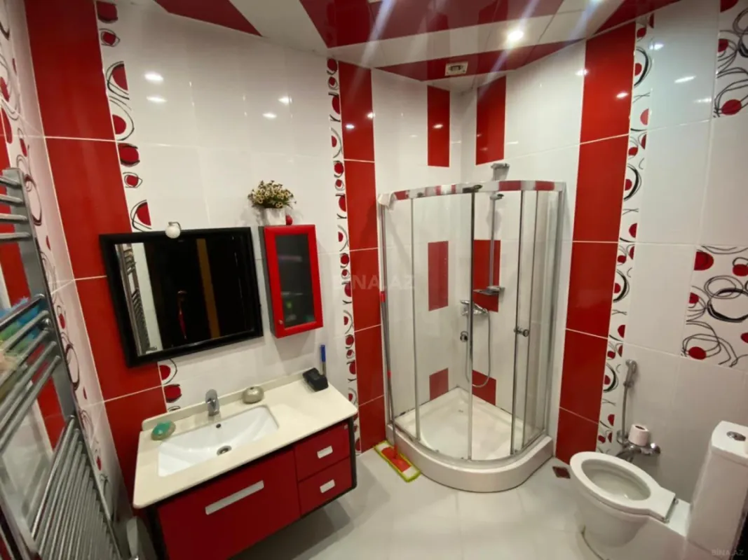 Satılır 8 otaqlı həyət evi 380 m²