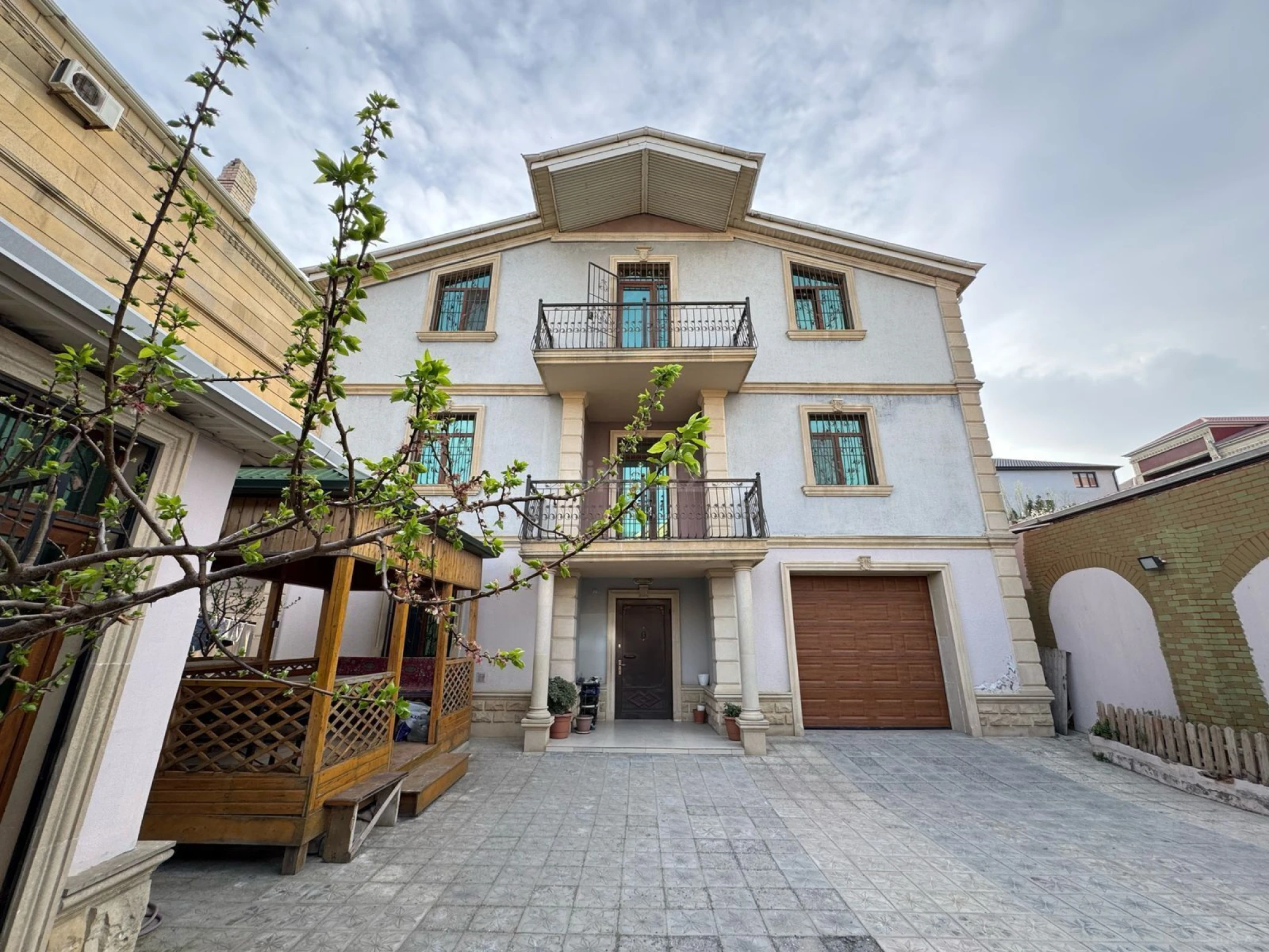 Satılır 7 otaqlı həyət evi 330 m²