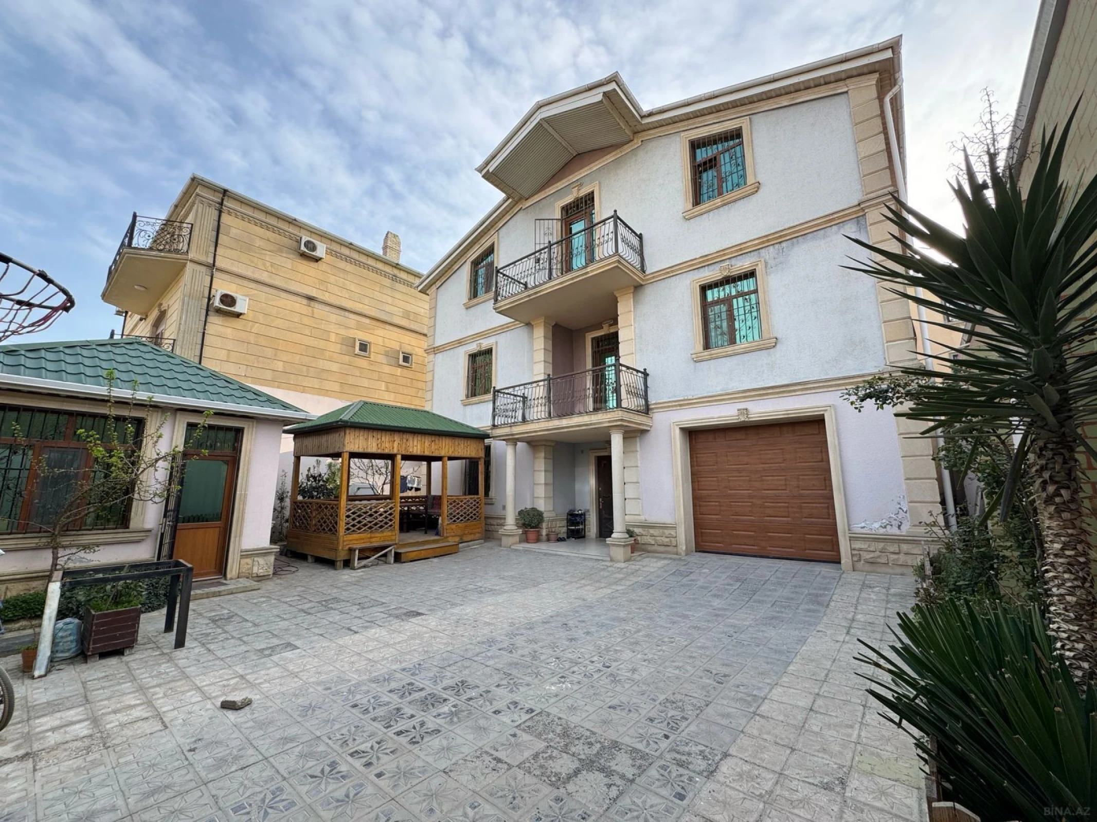 Satılır 7 otaqlı həyət evi 330 m²
