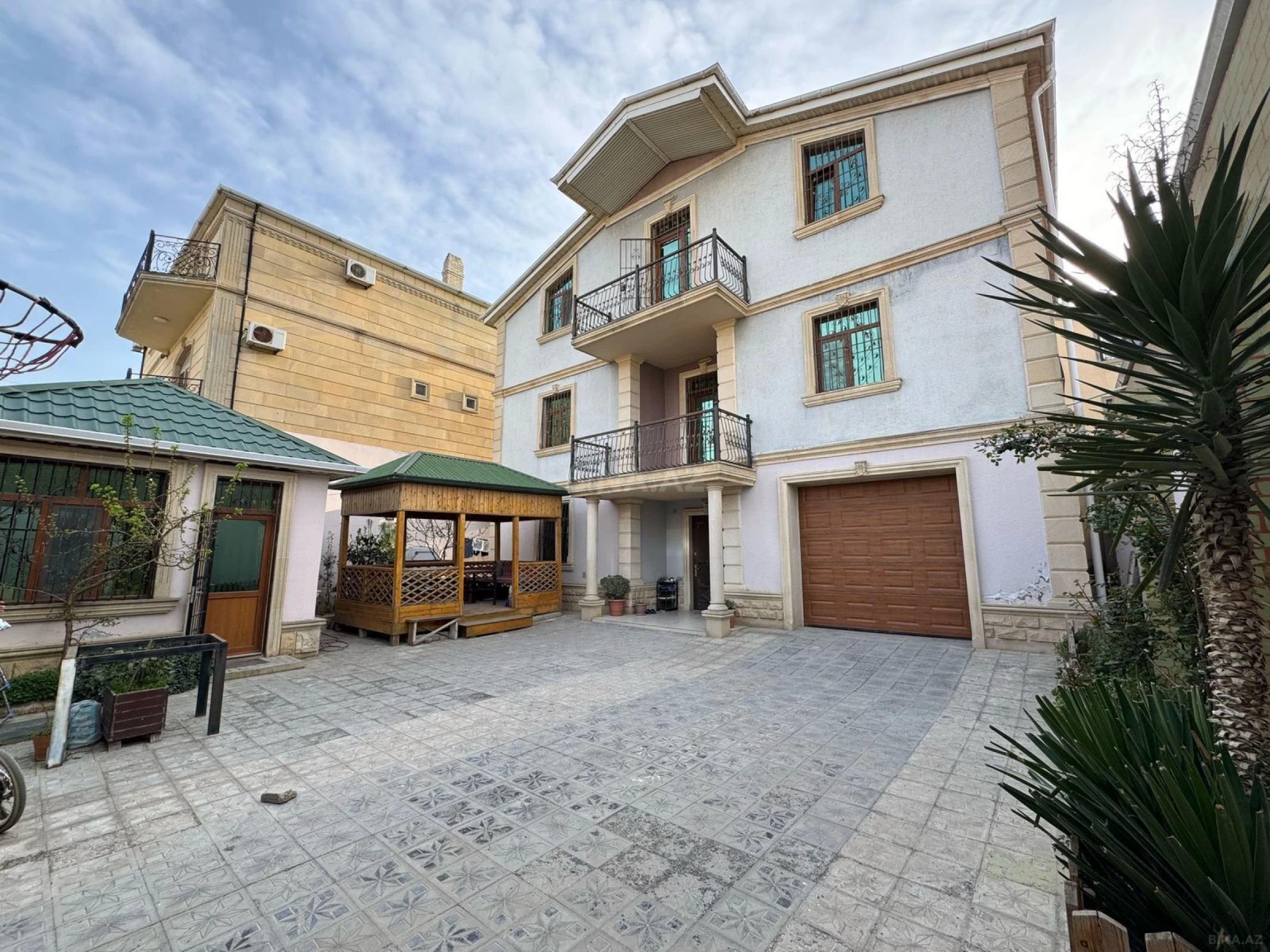 Satılır 7 otaqlı həyət evi 330 m²