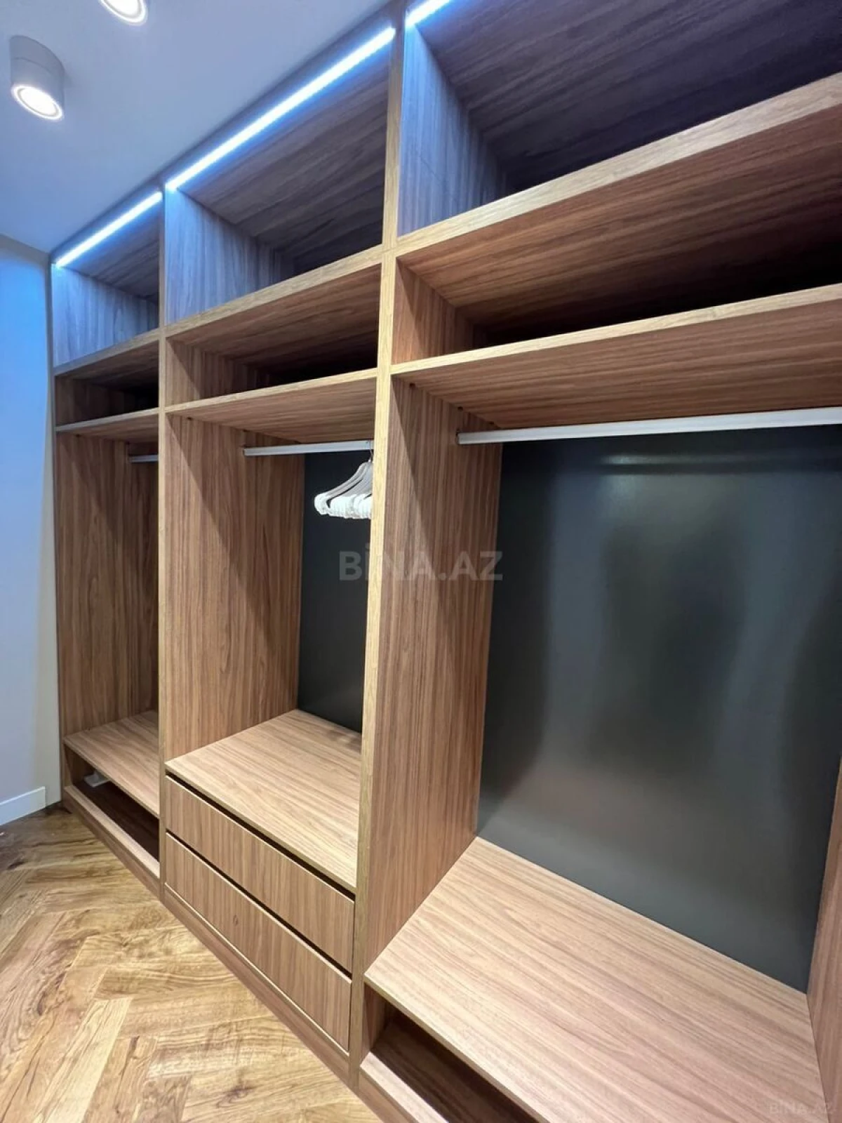 Kirayə verilir 4 otaqlı mənzil 220 m²