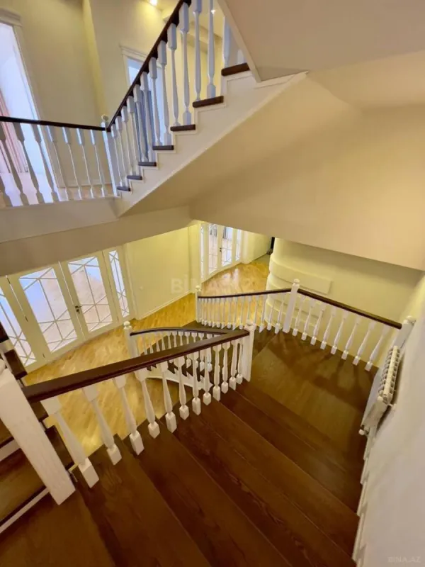 Satılır 6 otaqlı həyət evi 520 m²