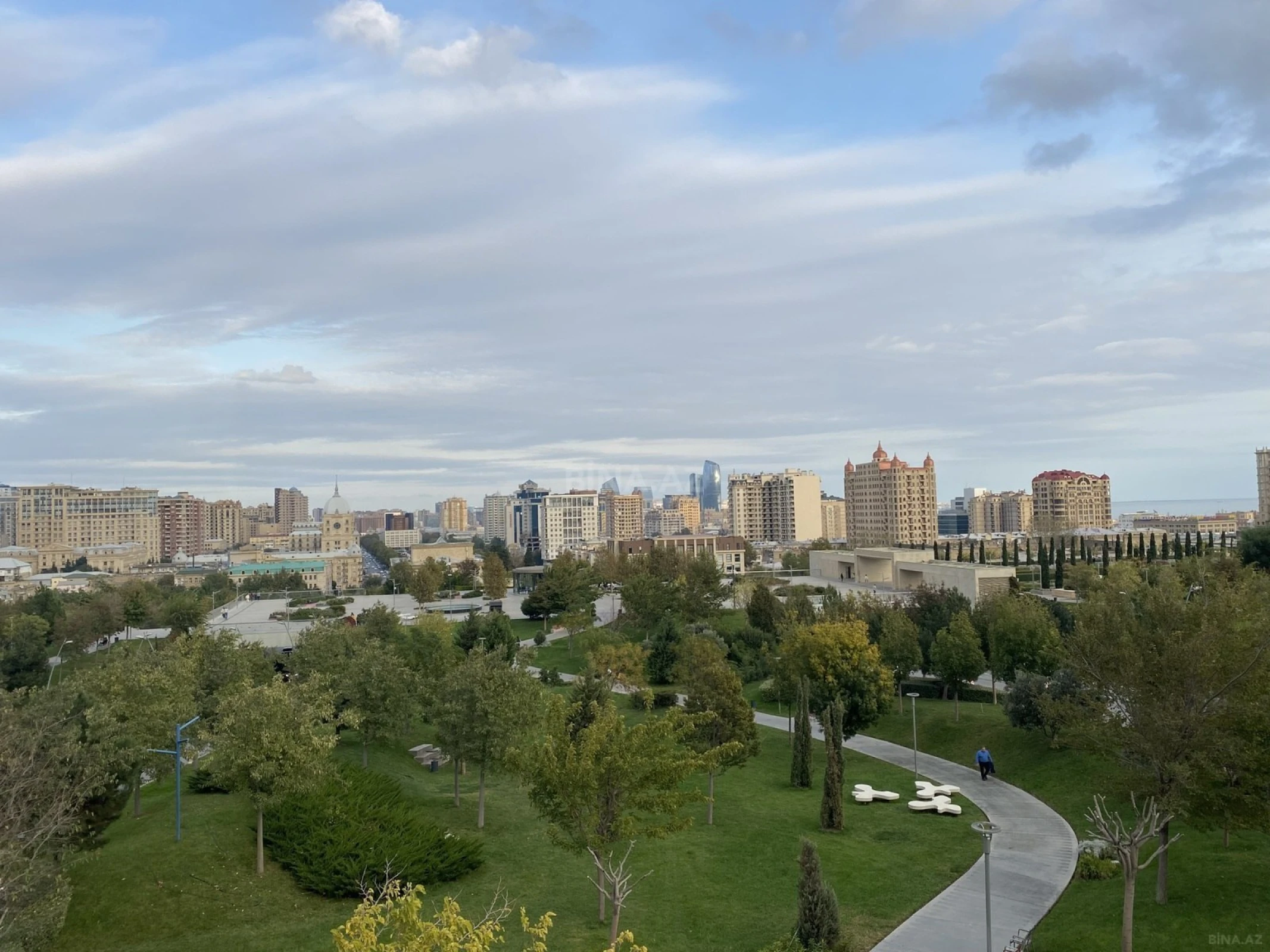 Satılır 3 otaqlı mənzil 147 m²