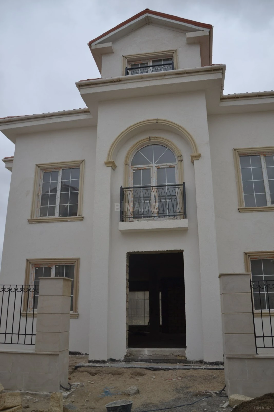 Satılır 7 otaqlı həyət evi 440 m²