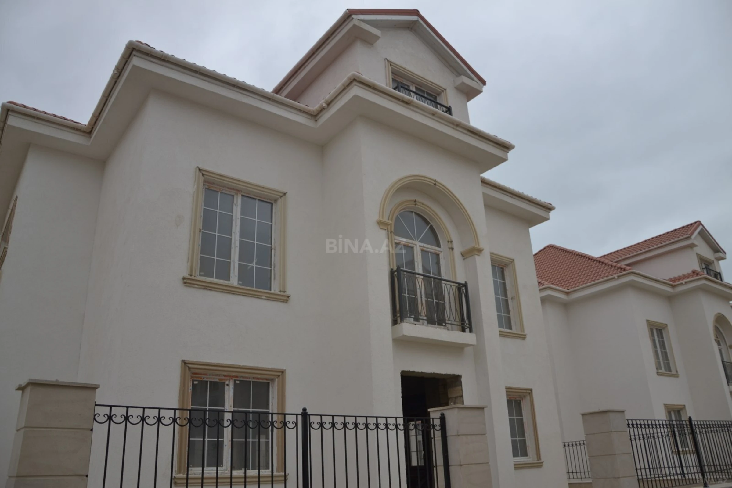 Satılır 7 otaqlı həyət evi 440 m²