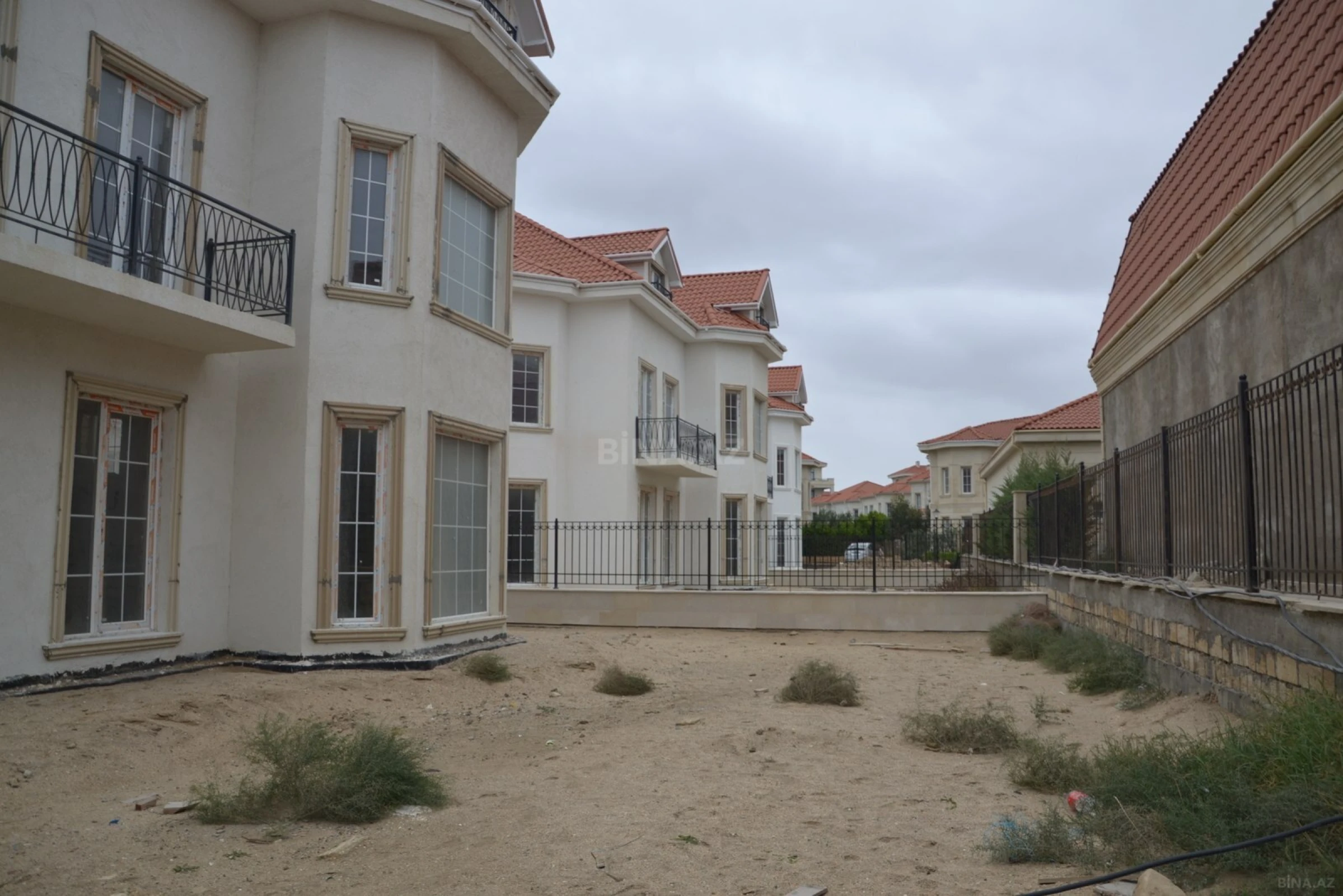 Satılır 7 otaqlı həyət evi 440 m²