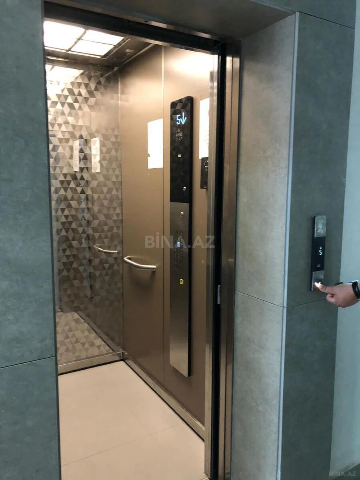 Satılır 2 otaqlı mənzil 98.4 m²