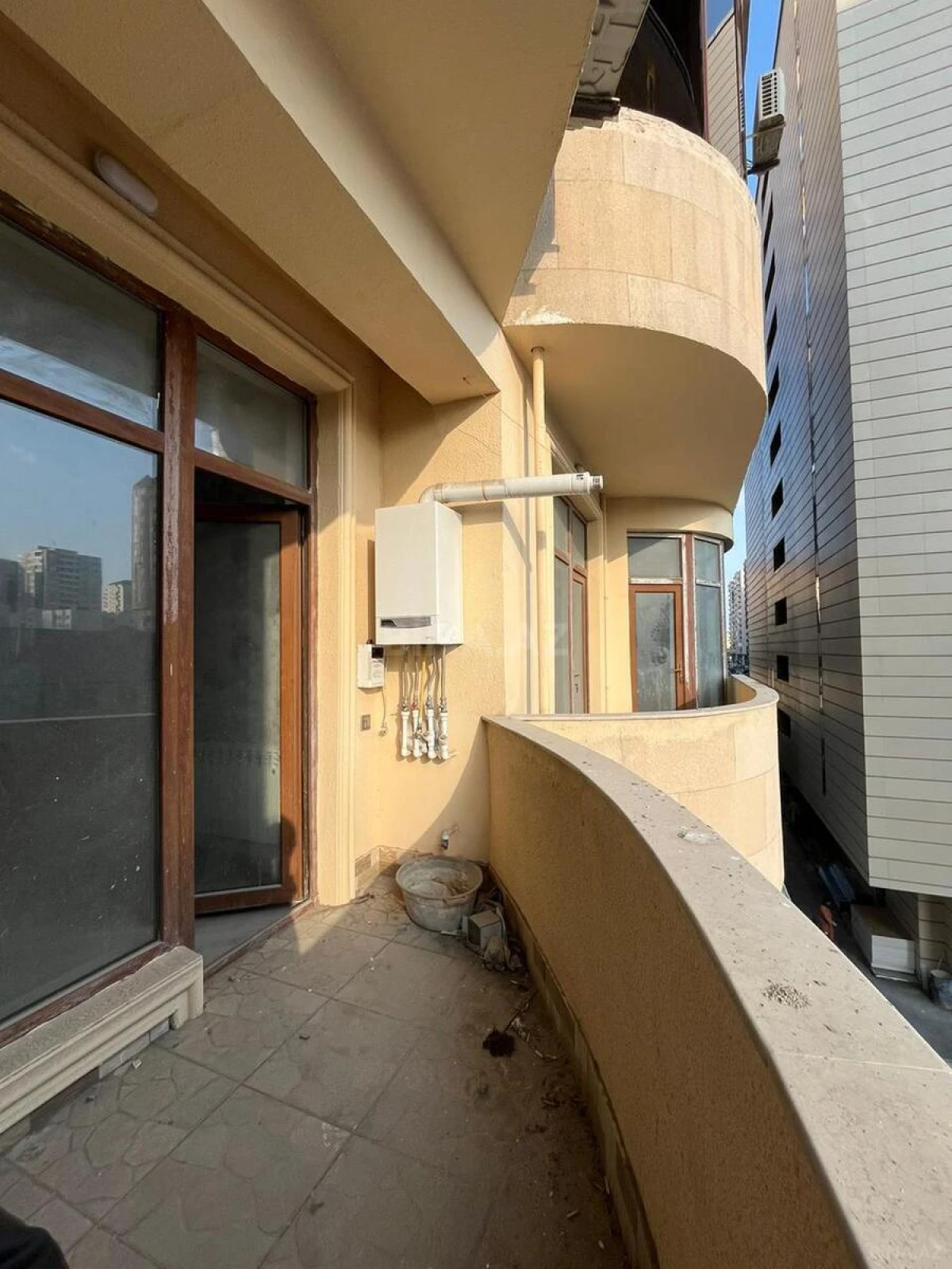Satılır 3 otaqlı mənzil 156 m²