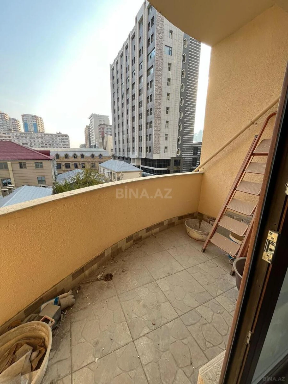 Satılır 3 otaqlı mənzil 156 m²