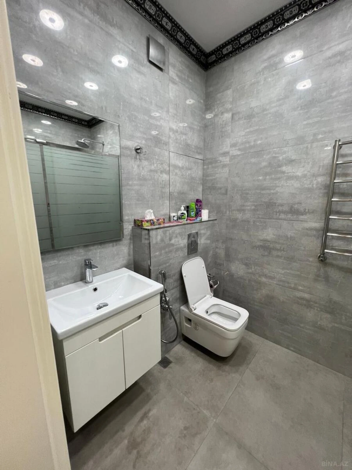 Kirayə verilir 2 otaqlı mənzil 105 m²