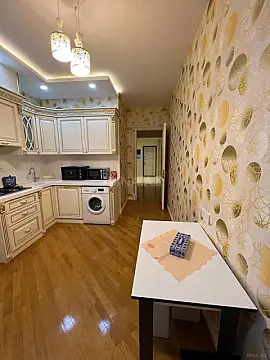 Kirayə verilir 2 otaqlı mənzil 105 m²