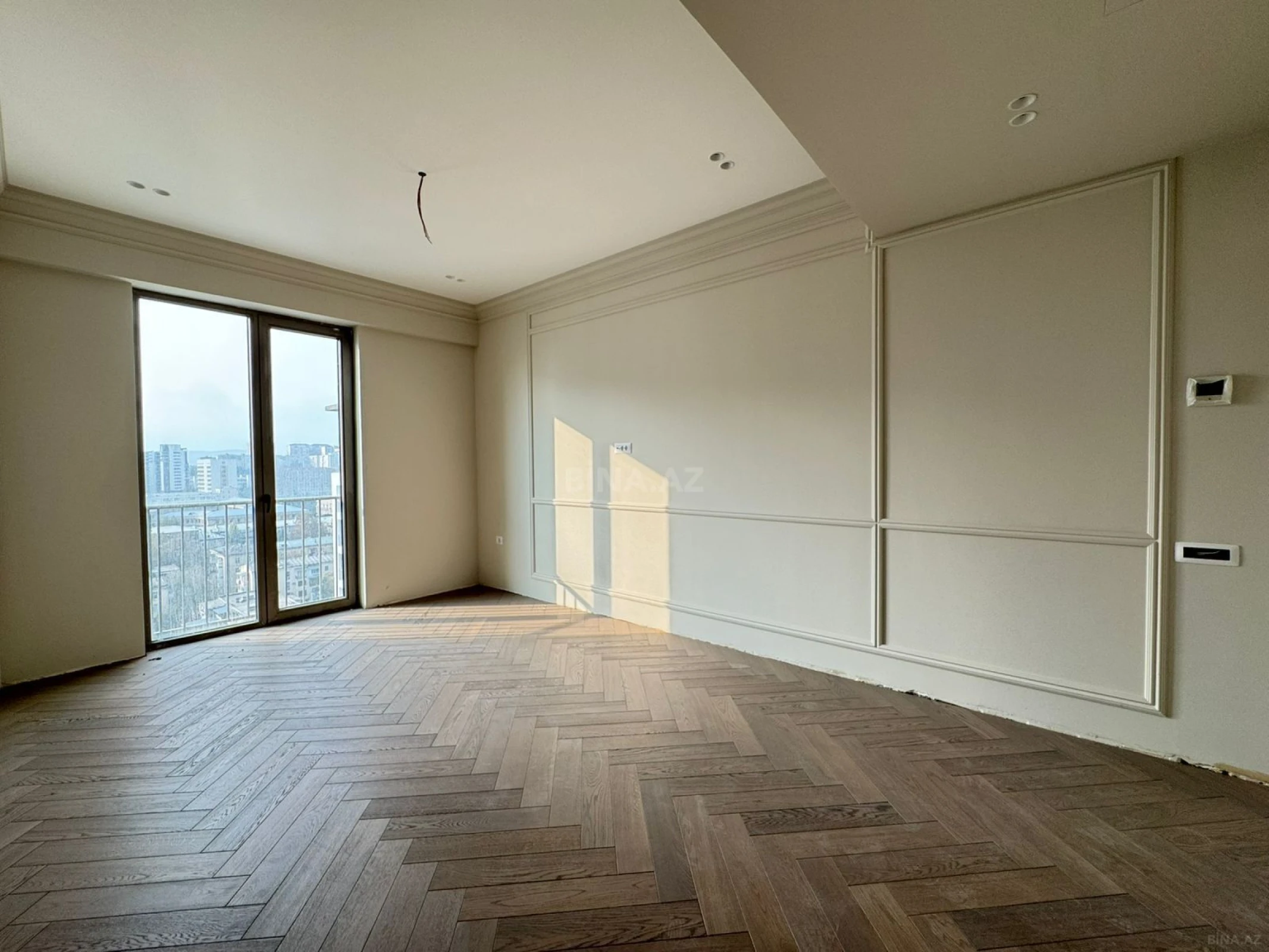 Satılır 4 otaqlı mənzil 275 m²