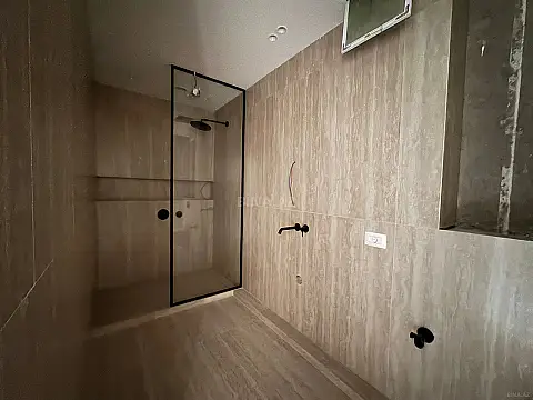 Satılır 4 otaqlı mənzil 275 m²