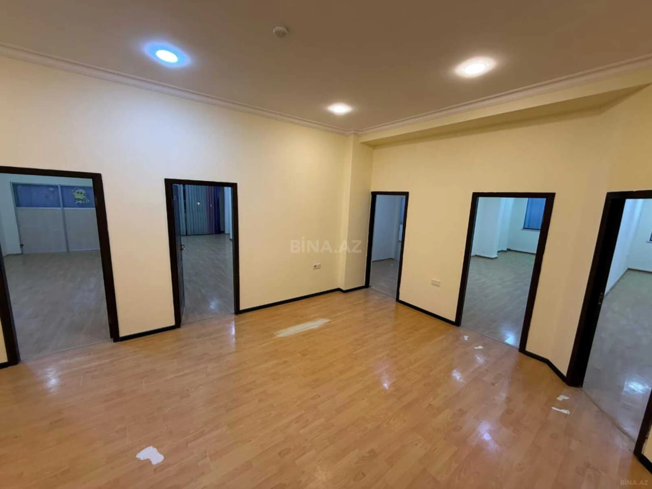 Kirayə verilir 6 otaqlı mənzil 225 m²