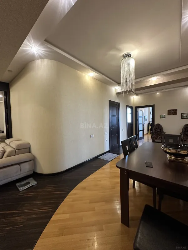 Satılır 4 otaqlı mənzil 204 m²