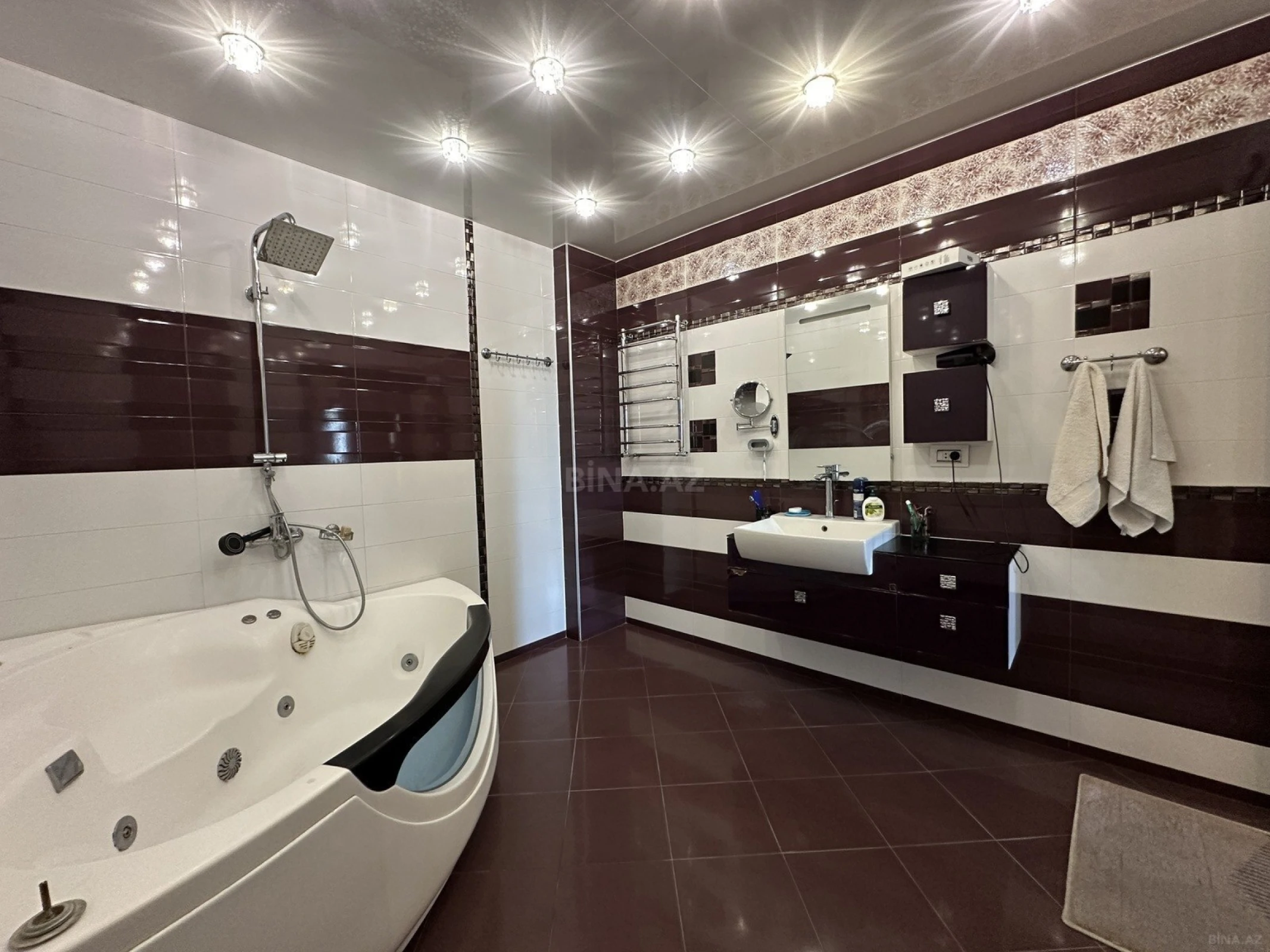 Satılır 4 otaqlı mənzil 204 m²