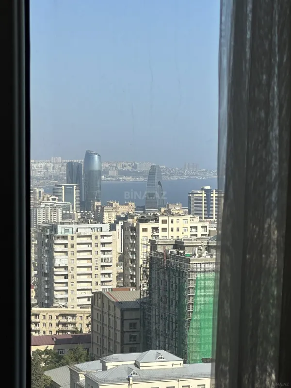 Satılır 4 otaqlı mənzil 204 m²