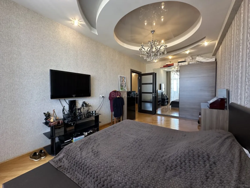 Satılır 4 otaqlı mənzil 204 m²