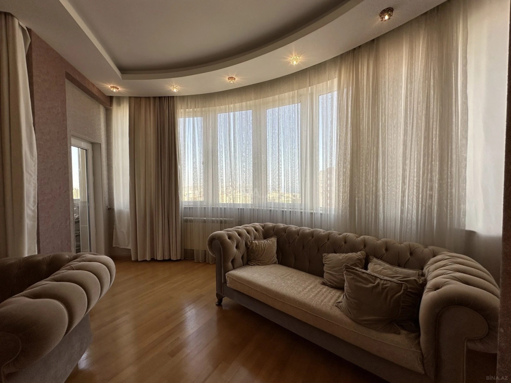 Satılır 4 otaqlı mənzil 204 m²