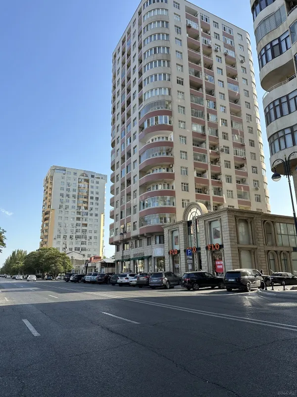 Satılır 4 otaqlı mənzil 204 m²