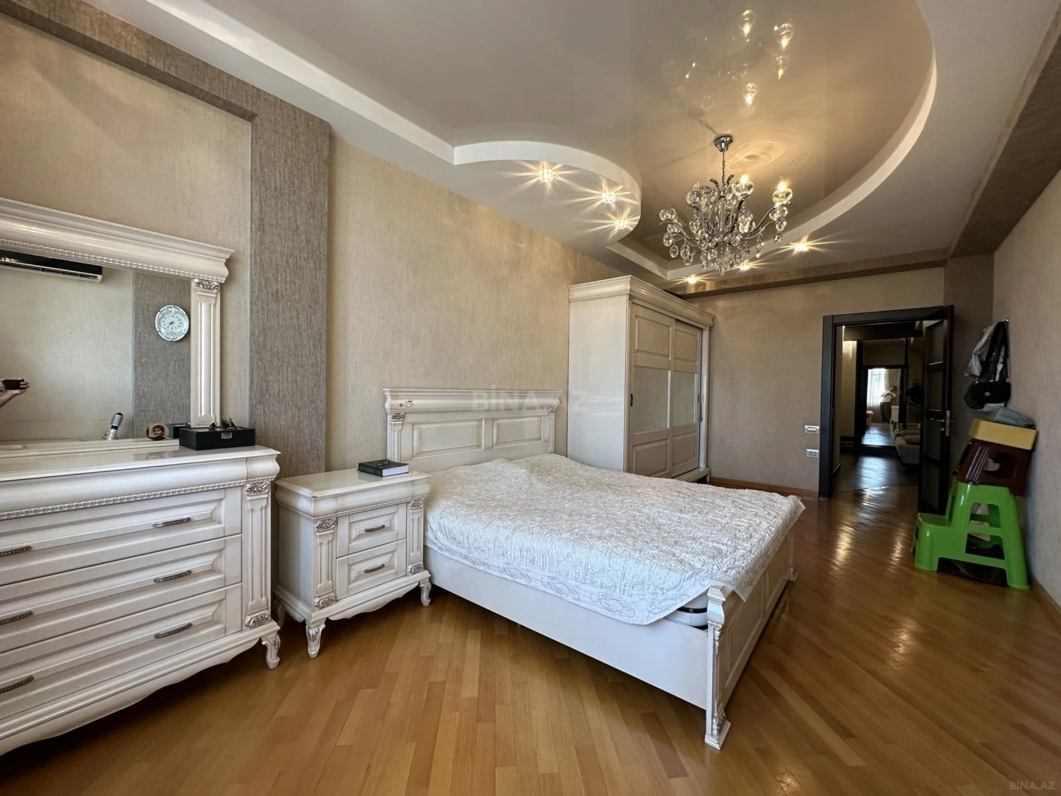 Satılır 4 otaqlı mənzil 204 m²