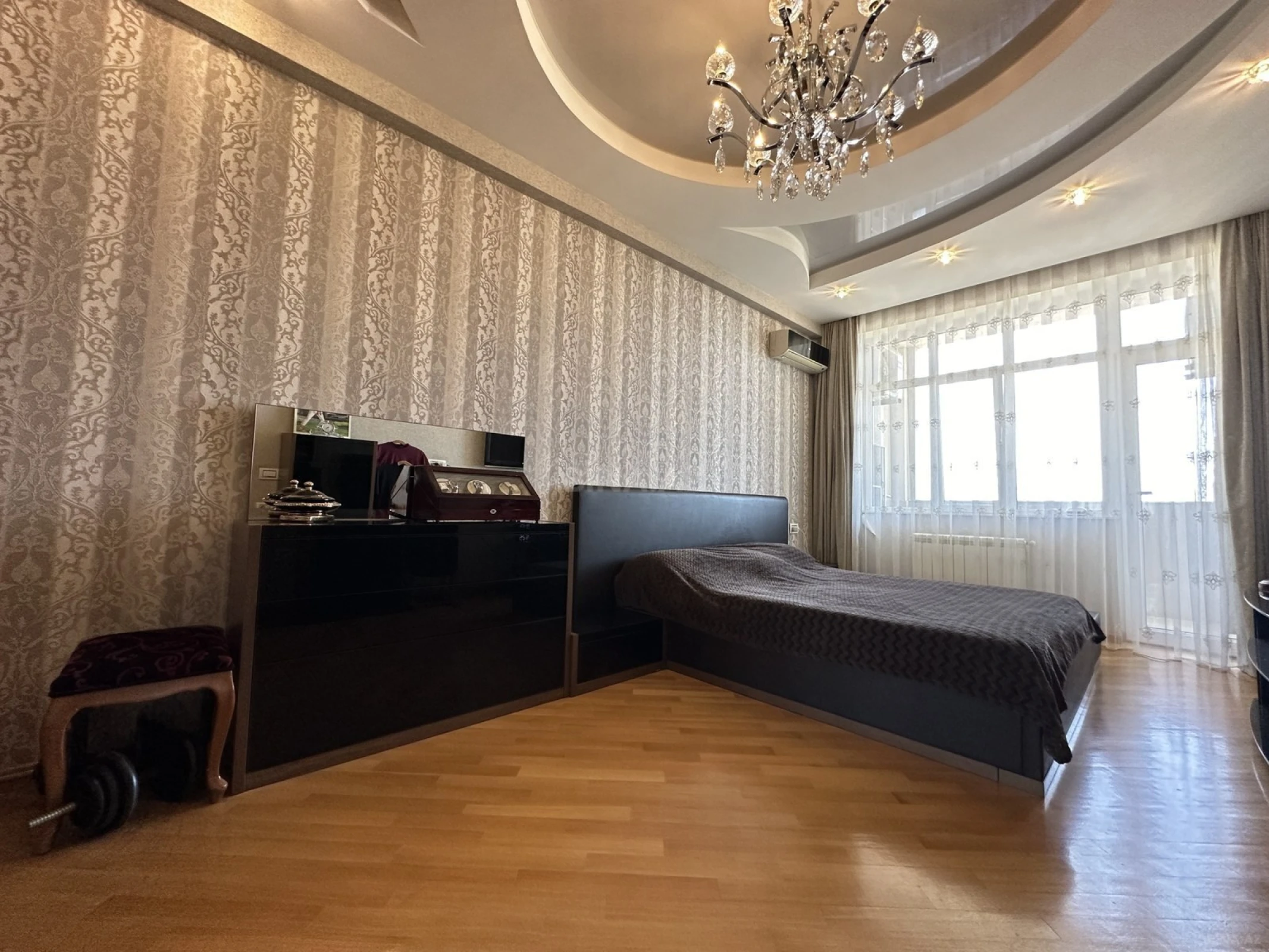 Satılır 4 otaqlı mənzil 204 m²