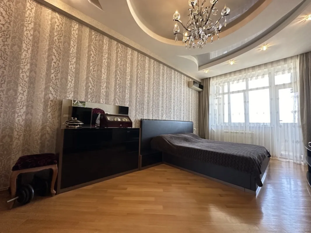 Satılır 4 otaqlı mənzil 204 m²