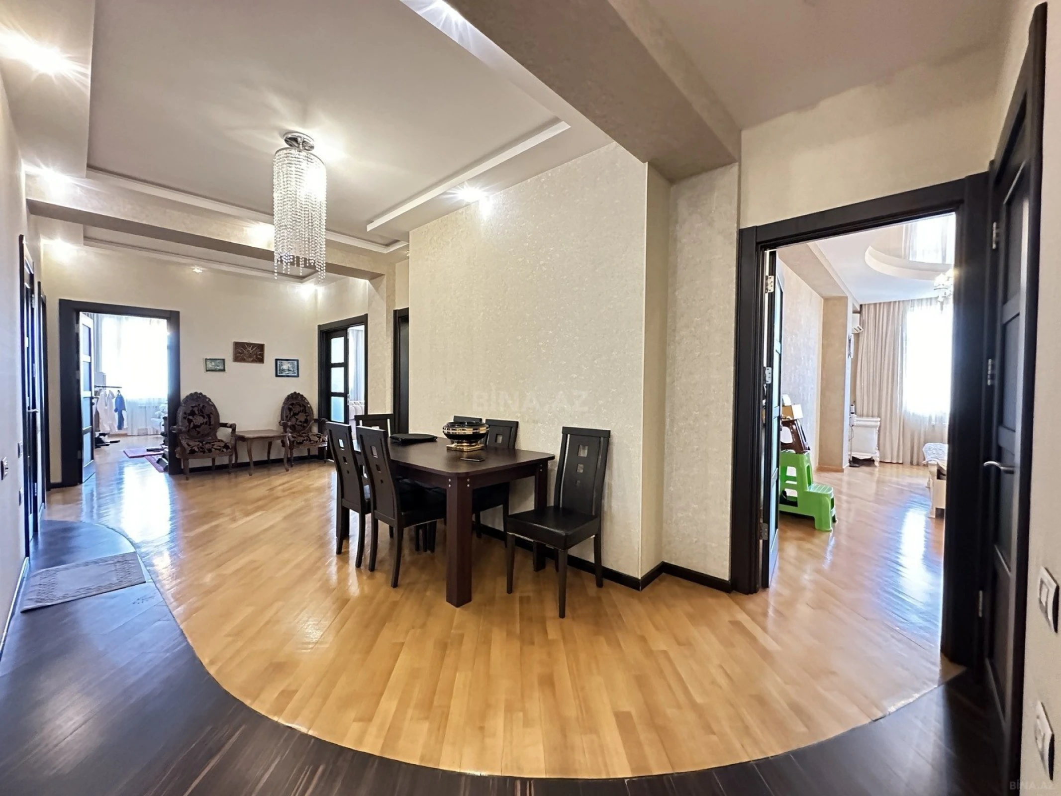 Satılır 4 otaqlı mənzil 204 m²