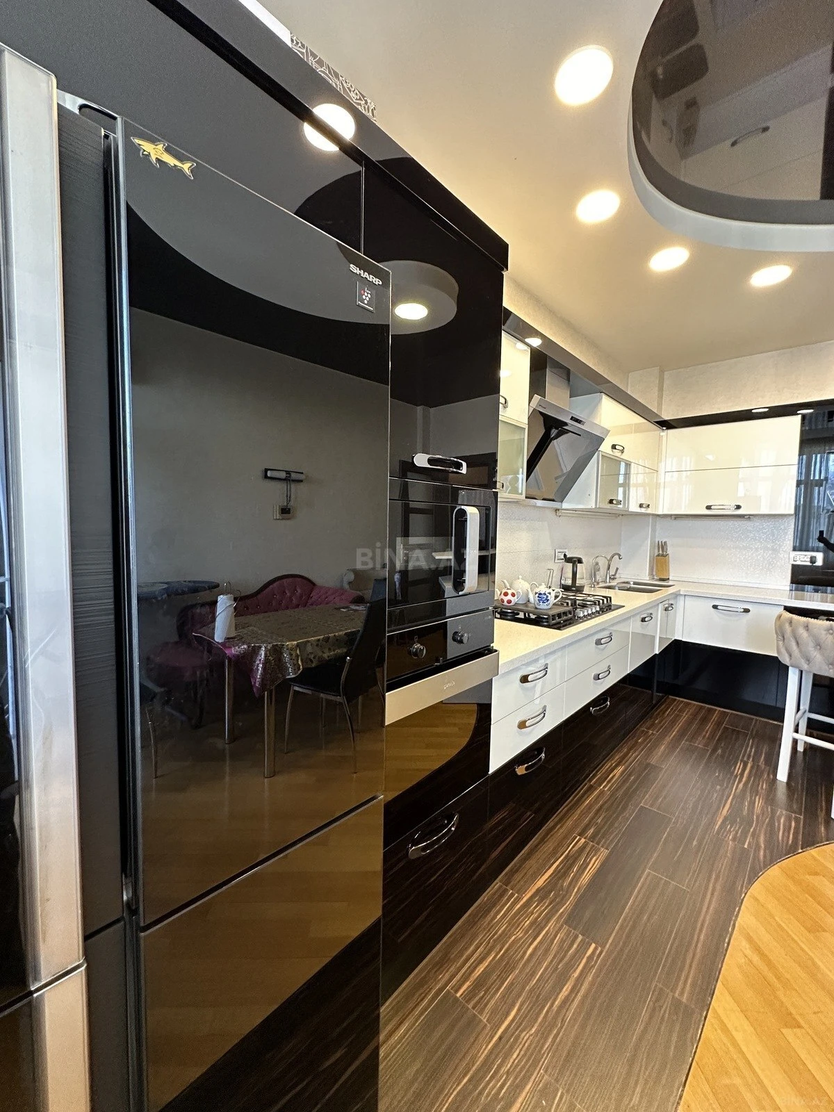 Satılır 4 otaqlı mənzil 204 m²