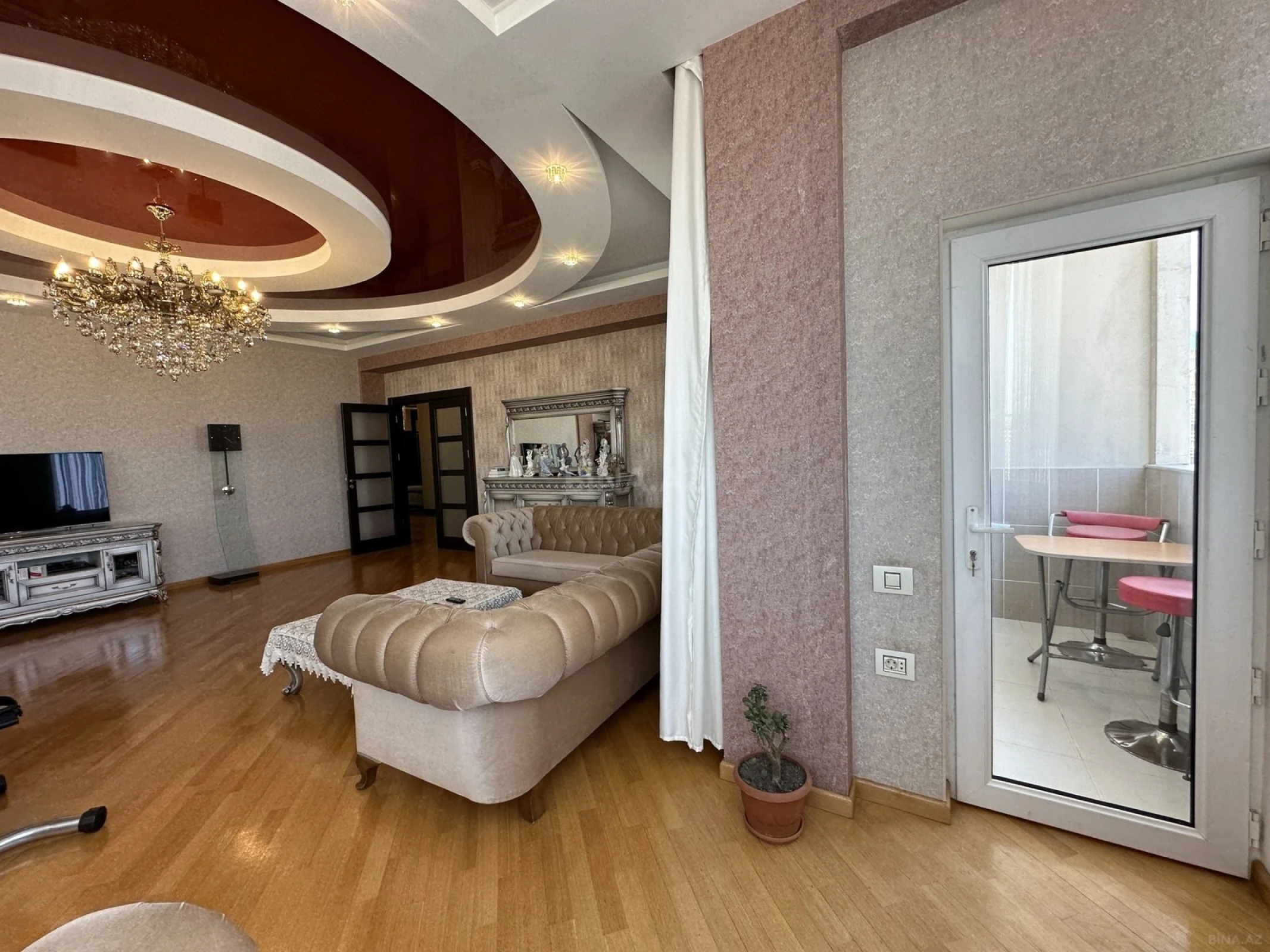 Satılır 4 otaqlı mənzil 204 m²