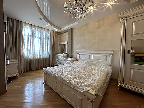 Satılır 4 otaqlı mənzil 204 m²