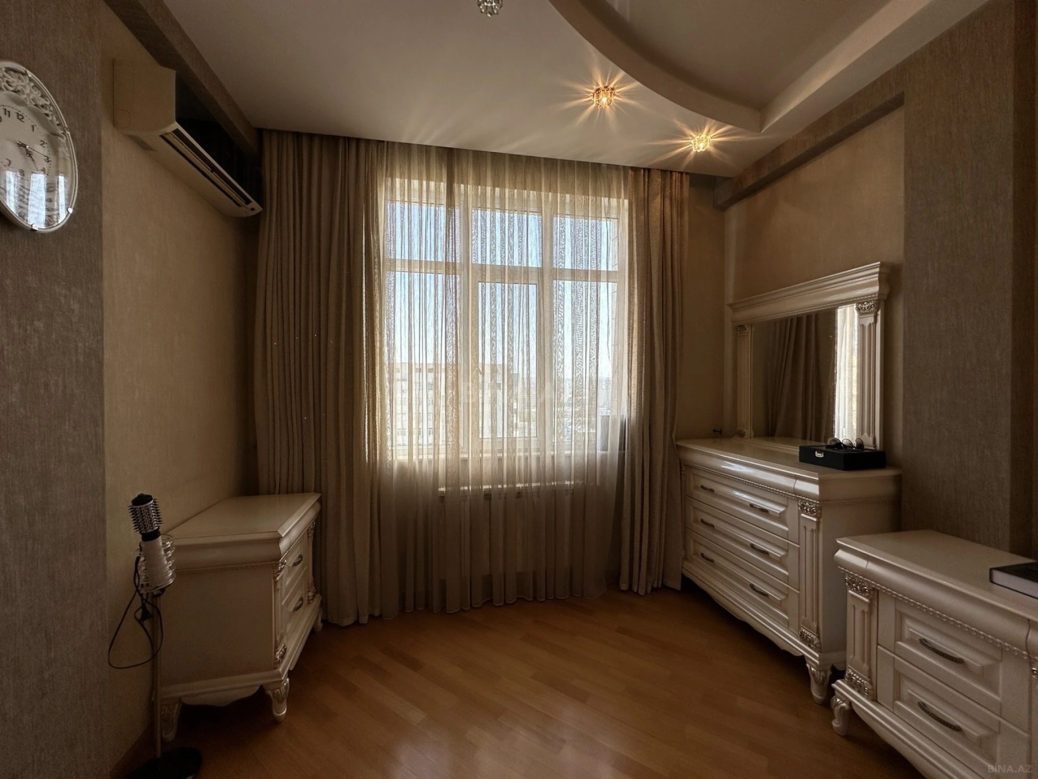 Satılır 4 otaqlı mənzil 204 m²