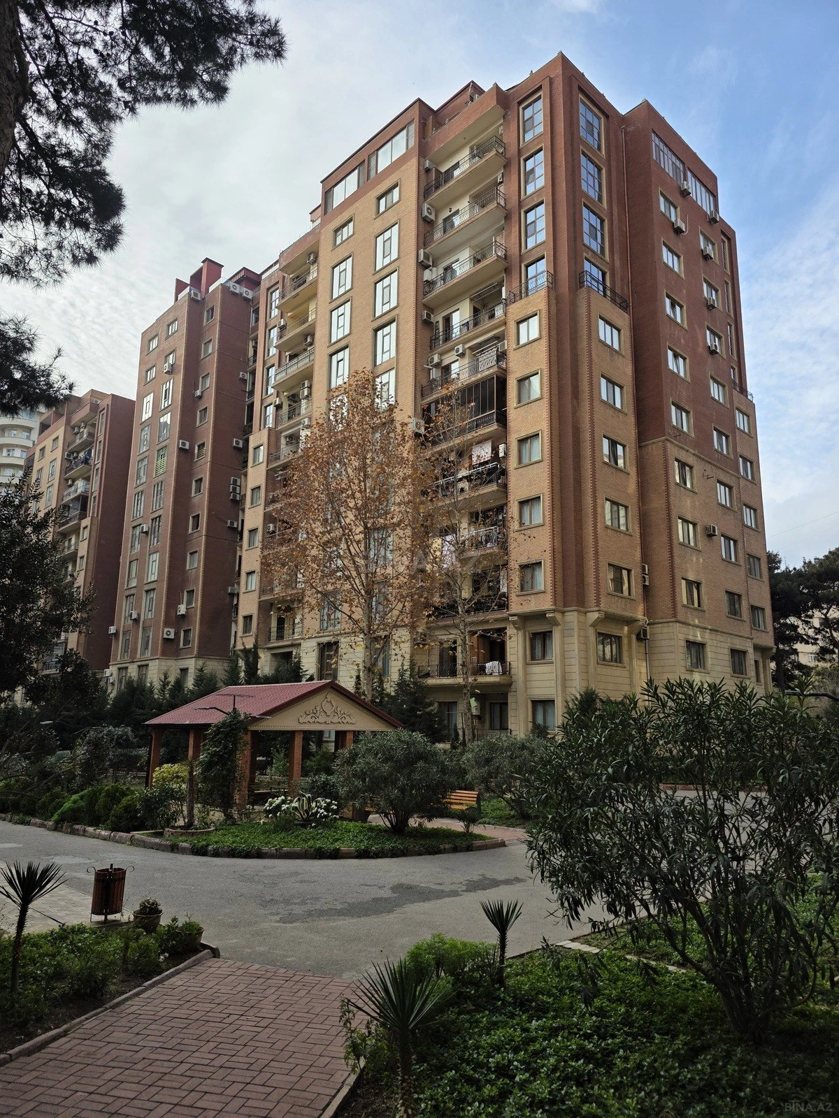 Satılır obyekt 400 m²