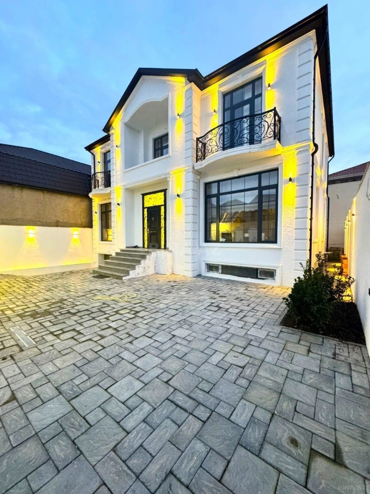 Satılır 5 otaqlı həyət evi 460 m²