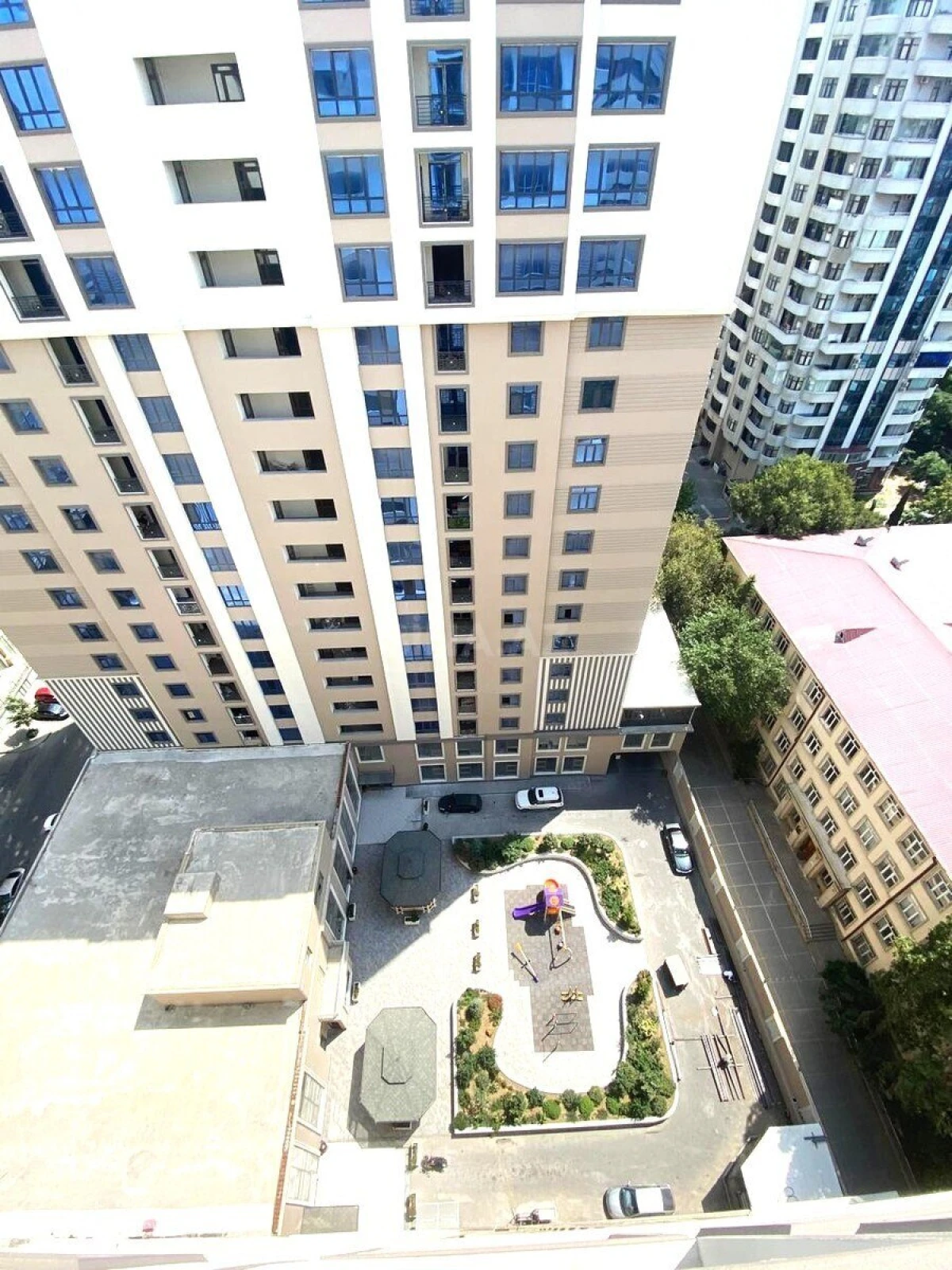 Satılır 2 otaqlı mənzil 79 m²