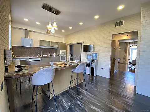 Satılır 5 otaqlı mənzil 240 m²