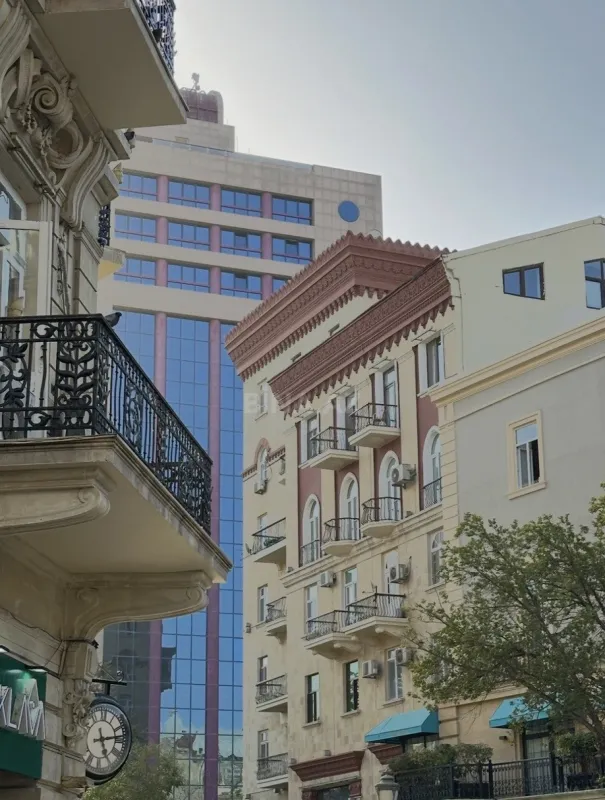 Satılır 5 otaqlı mənzil 240 m²