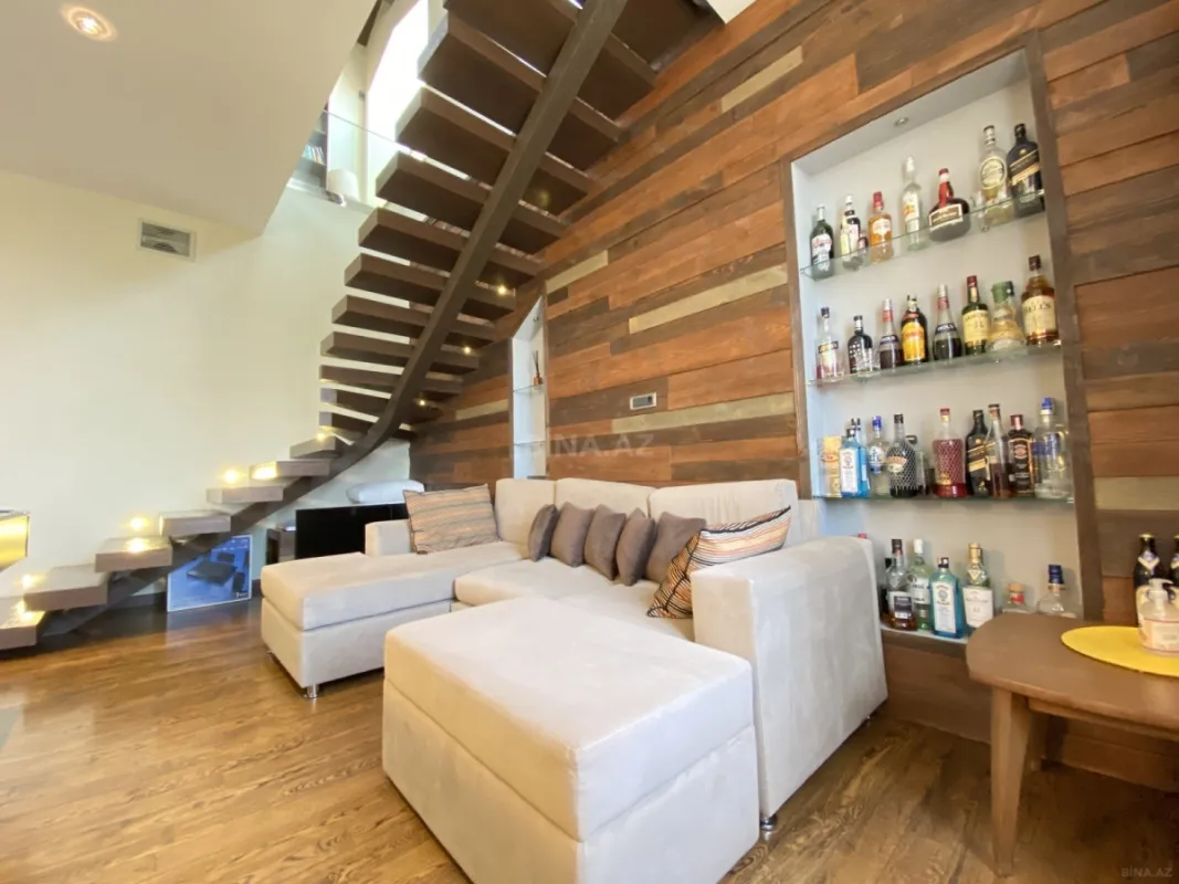 Satılır 5 otaqlı mənzil 240 m²