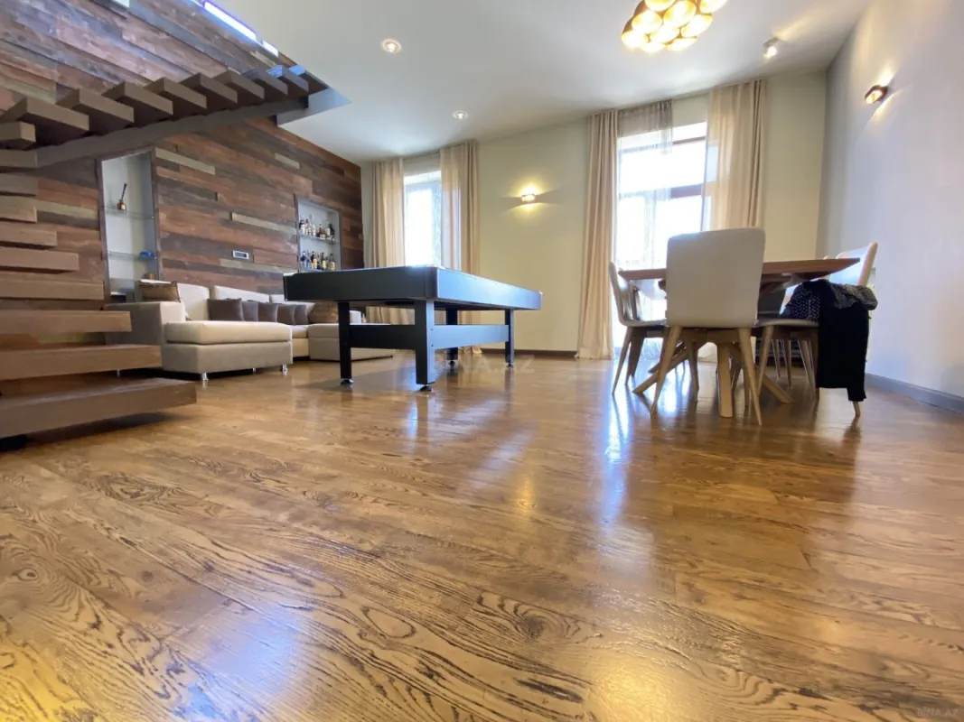 Satılır 5 otaqlı mənzil 240 m²