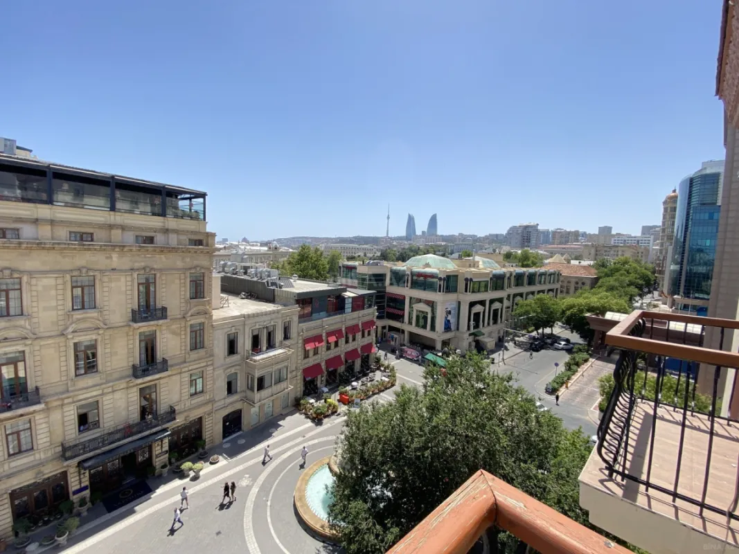 Satılır 5 otaqlı mənzil 240 m²