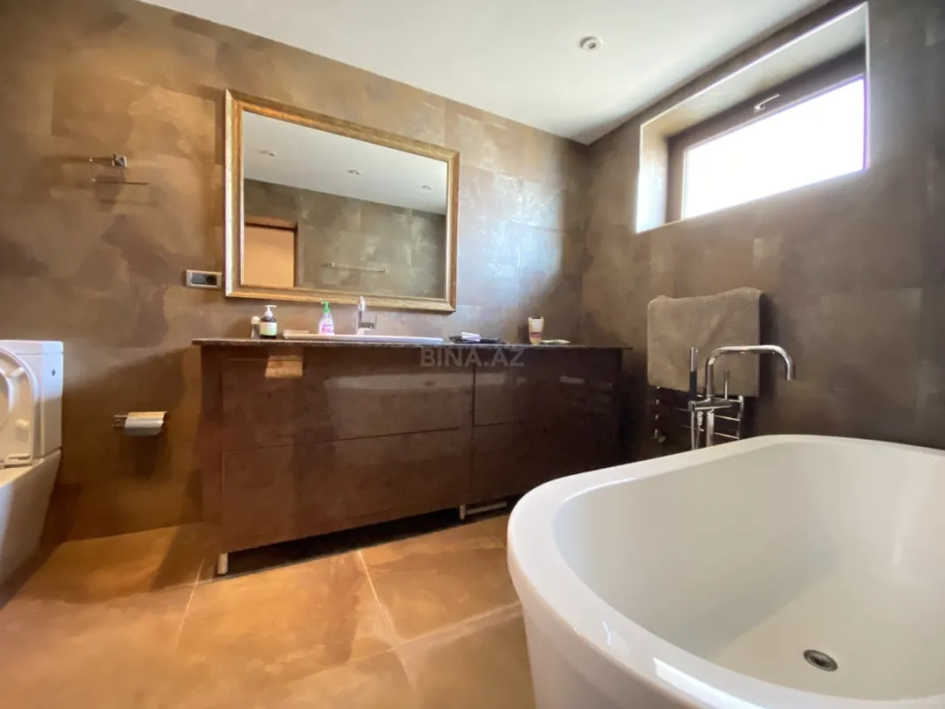 Satılır 5 otaqlı mənzil 240 m²