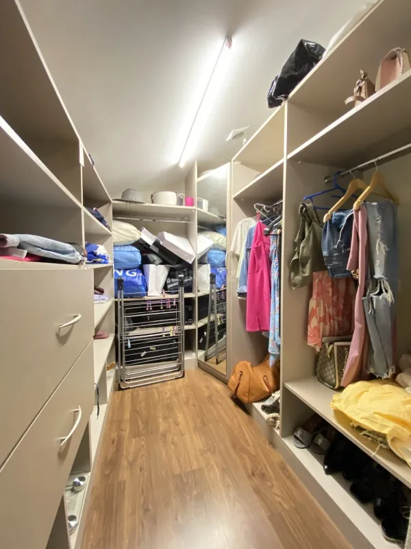 Satılır 5 otaqlı mənzil 240 m²