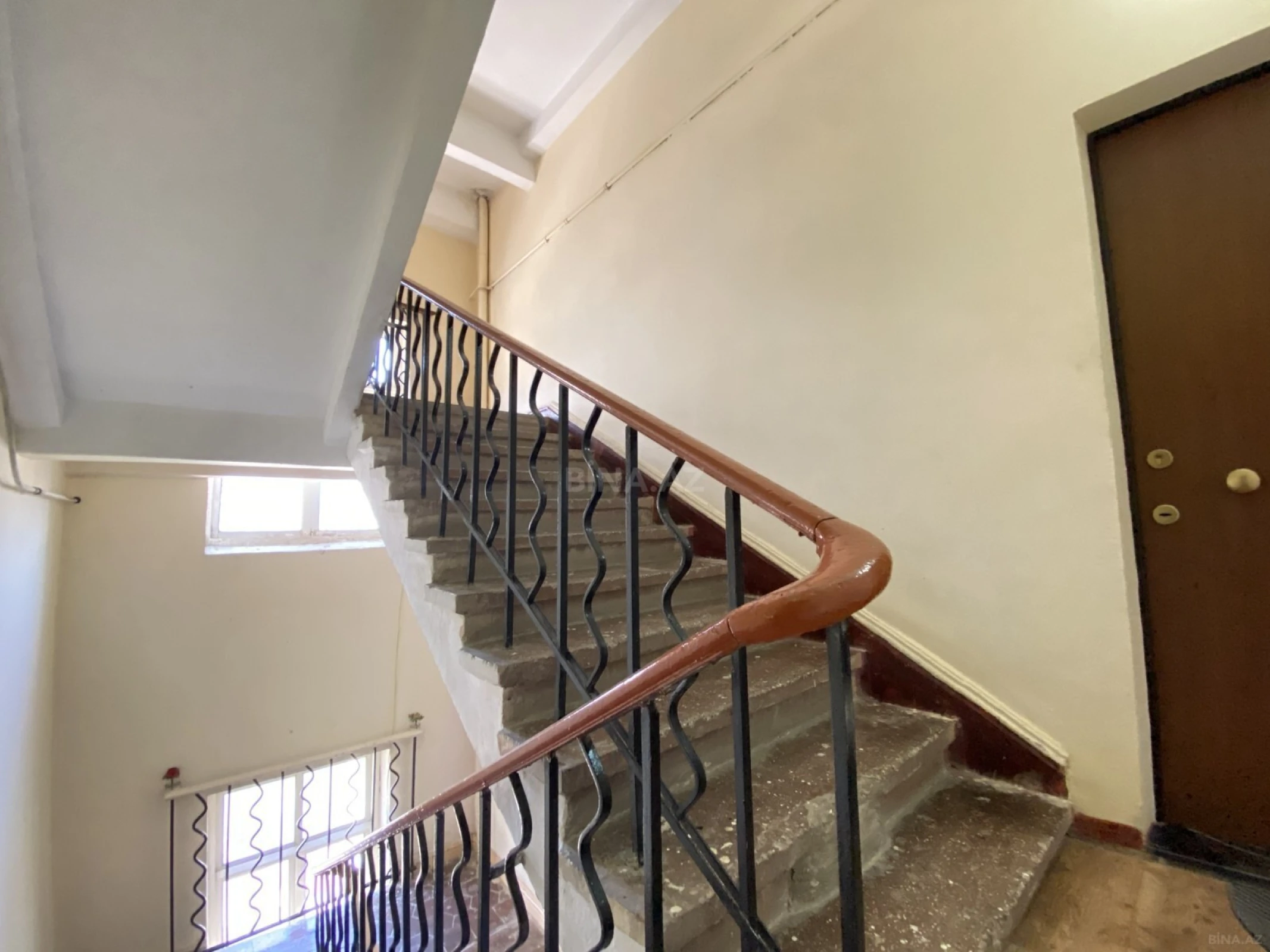 Satılır 5 otaqlı mənzil 240 m²