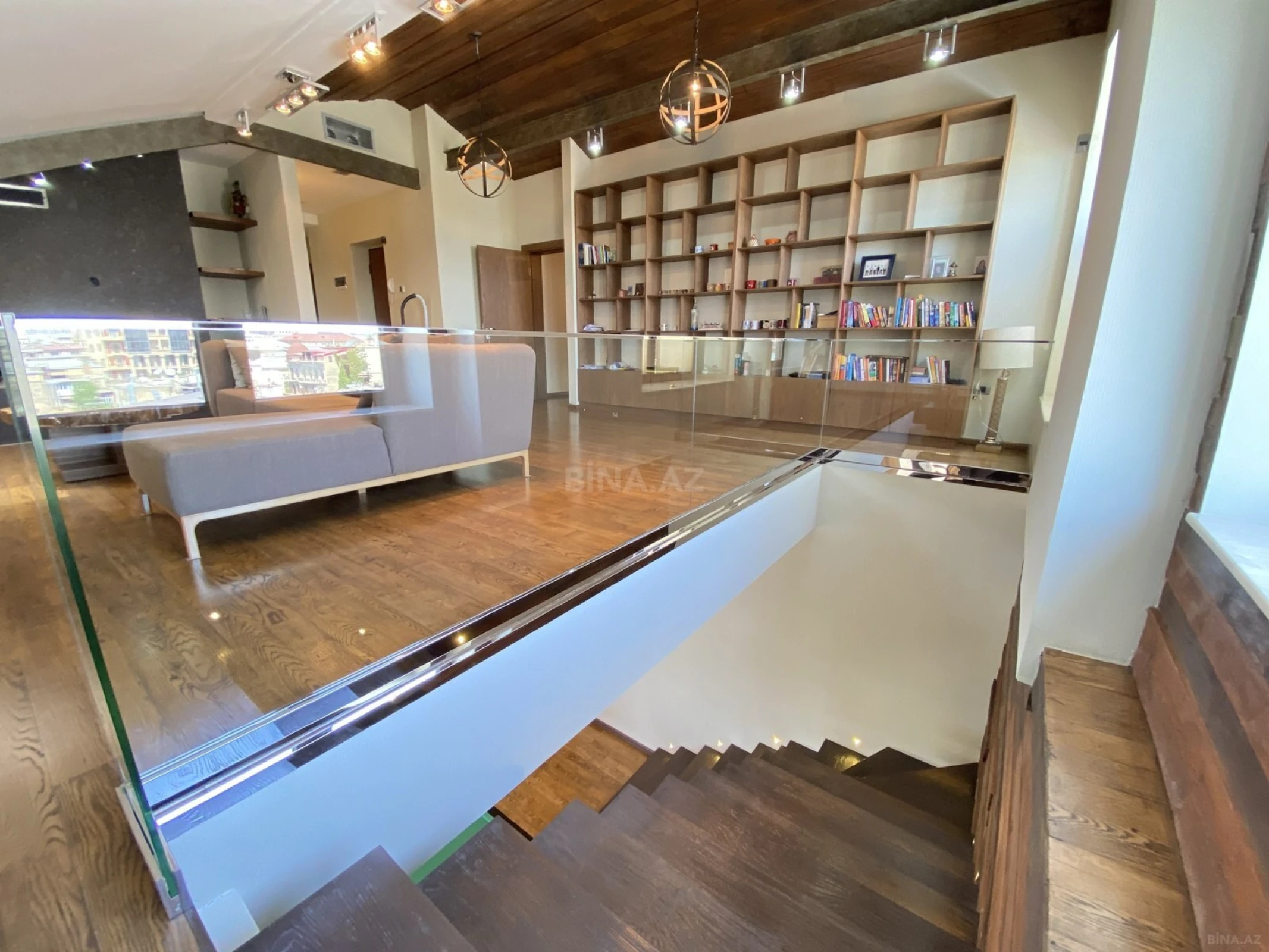 Satılır 5 otaqlı mənzil 240 m²