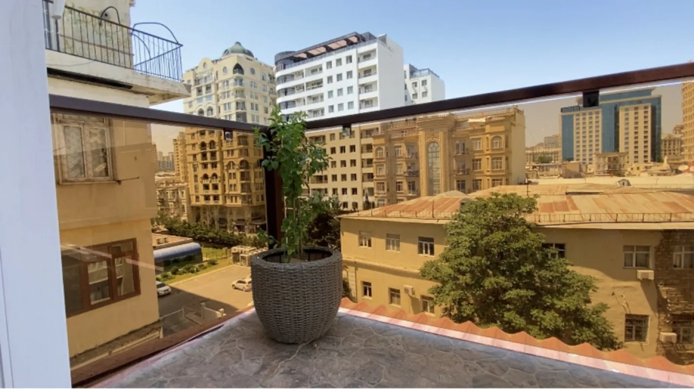 Satılır 5 otaqlı mənzil 240 m²