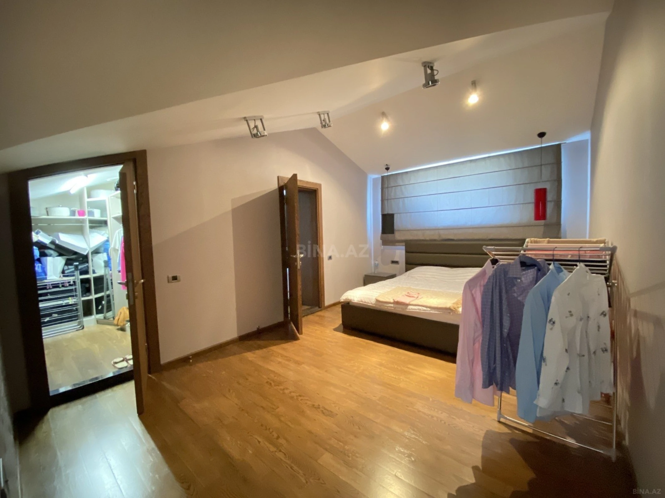Satılır 5 otaqlı mənzil 240 m²