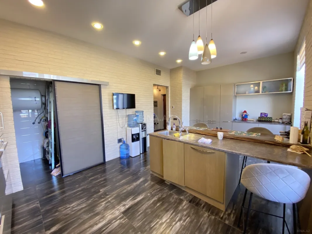 Satılır 5 otaqlı mənzil 240 m²