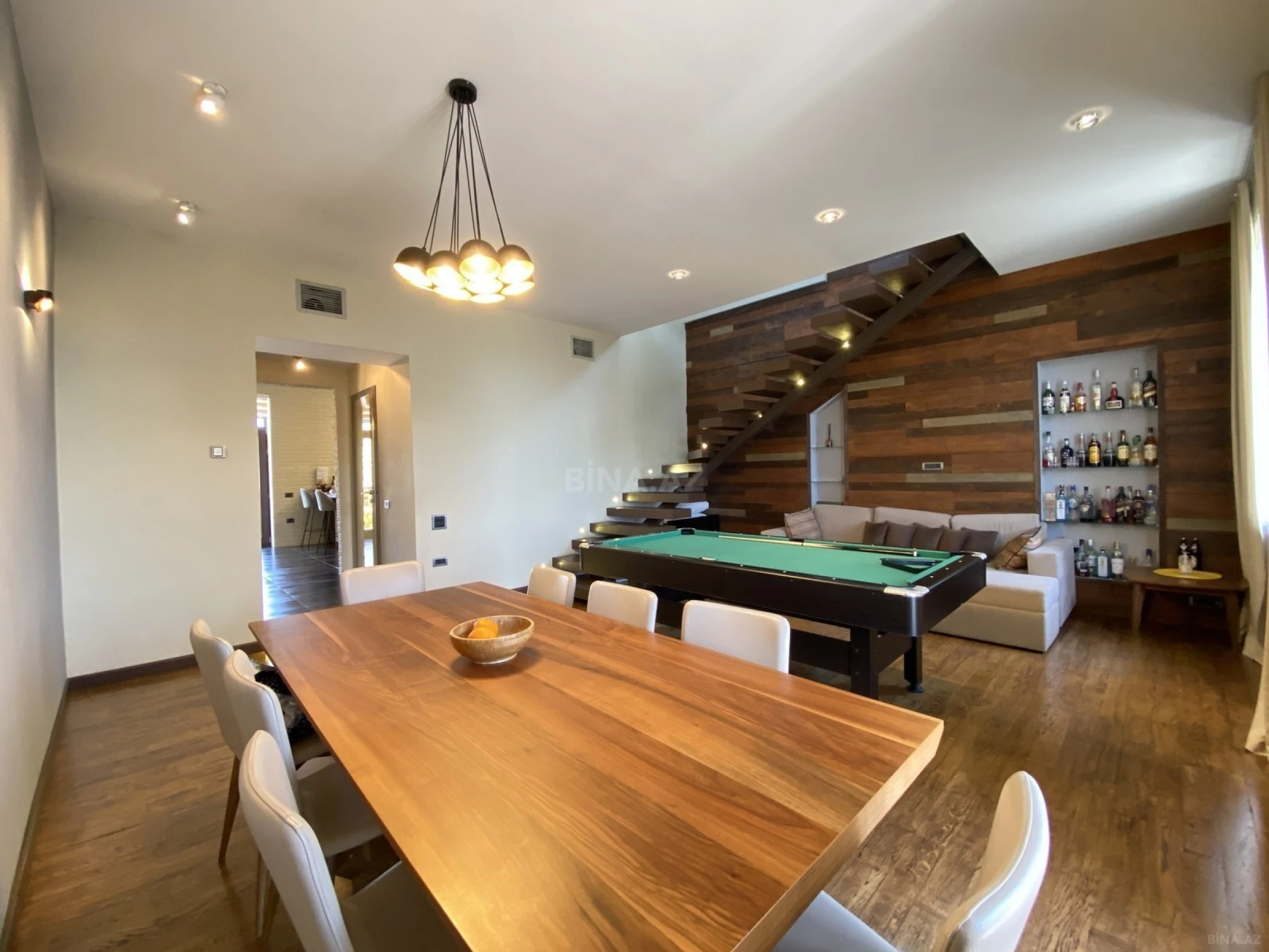 Satılır 5 otaqlı mənzil 240 m²