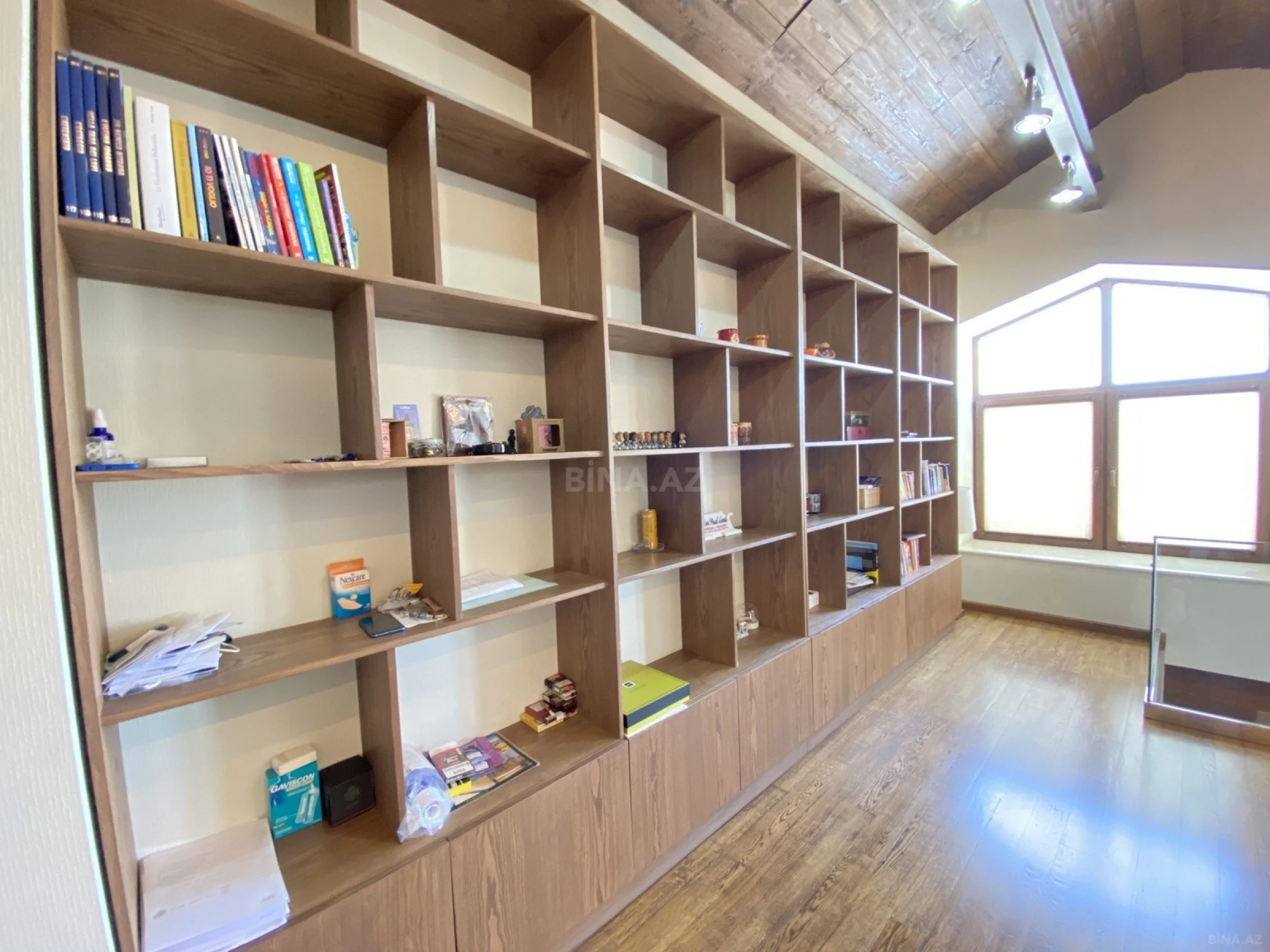 Satılır 5 otaqlı mənzil 240 m²