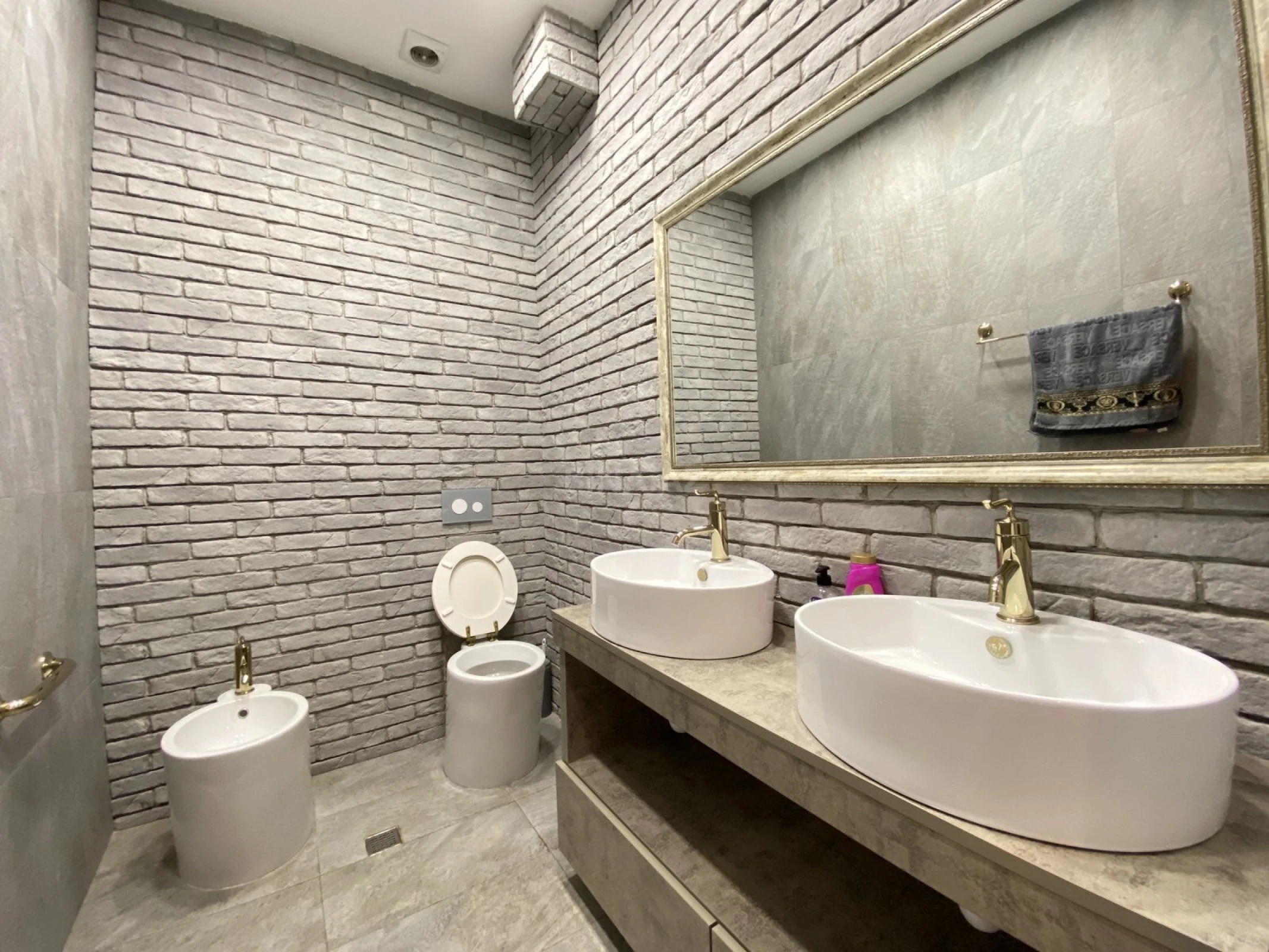 Satılır 5 otaqlı mənzil 240 m²